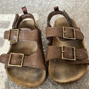 OshKosh B’gosh boys brown Velcro sandals size 9